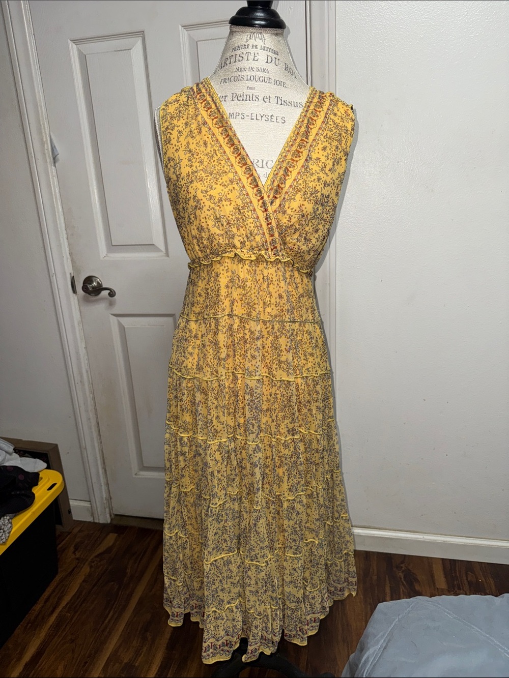 Women’s dress. 💛